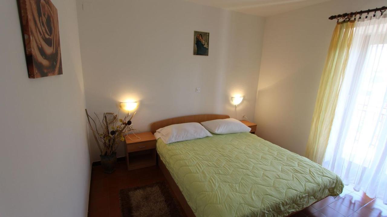 Apartments And Rooms Jelka Malinska Exterior photo