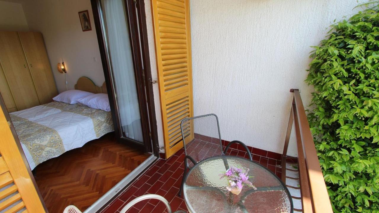 Apartments And Rooms Jelka Malinska Exterior photo