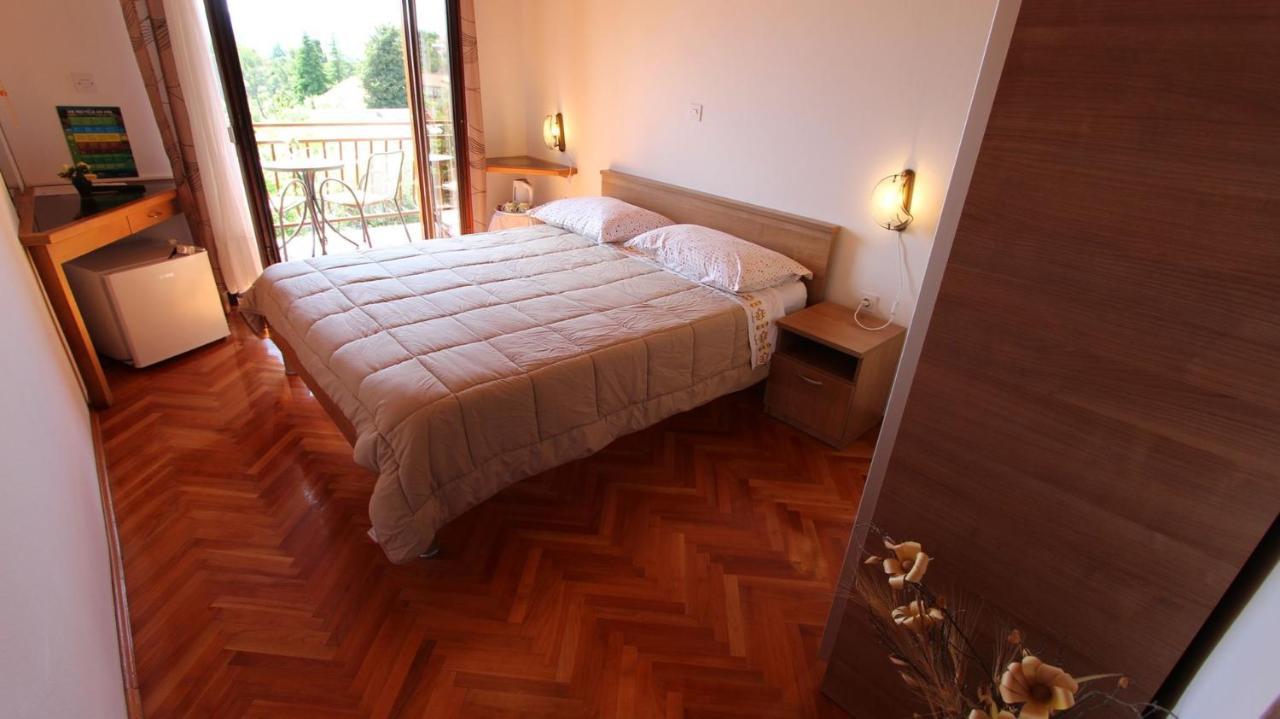 Apartments And Rooms Jelka Malinska Exterior photo