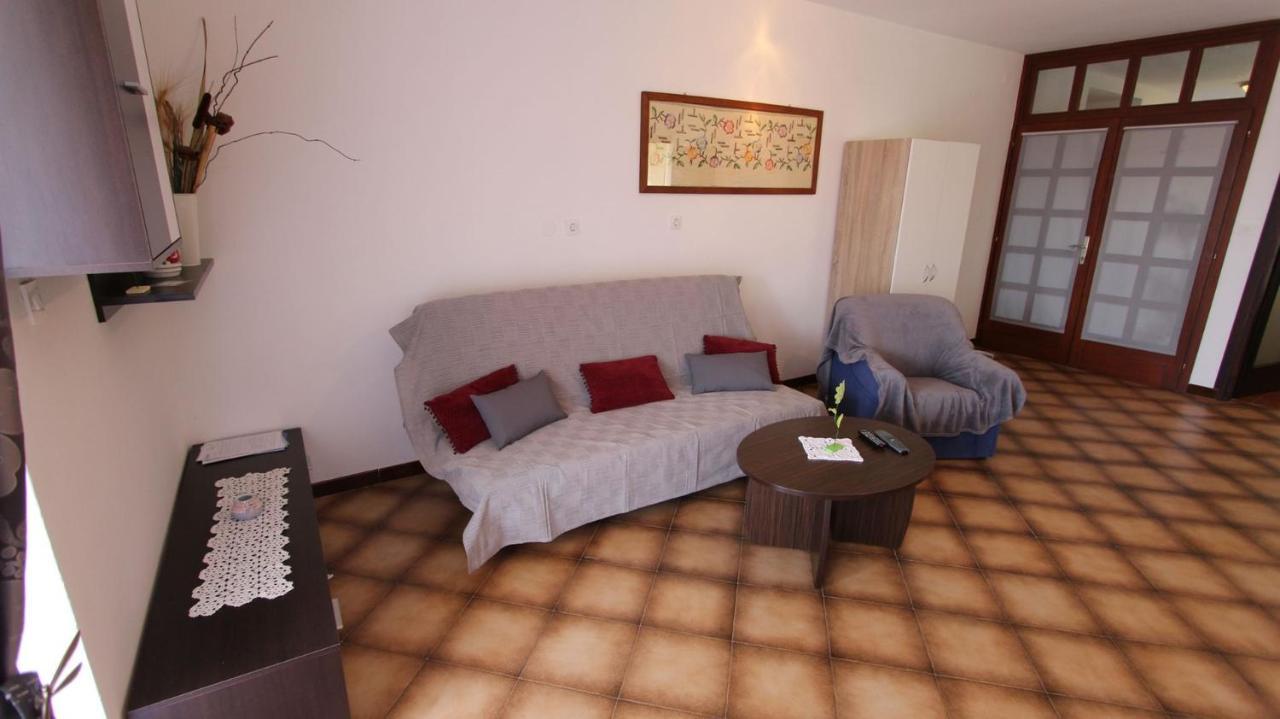 Apartments And Rooms Jelka Malinska Exterior photo