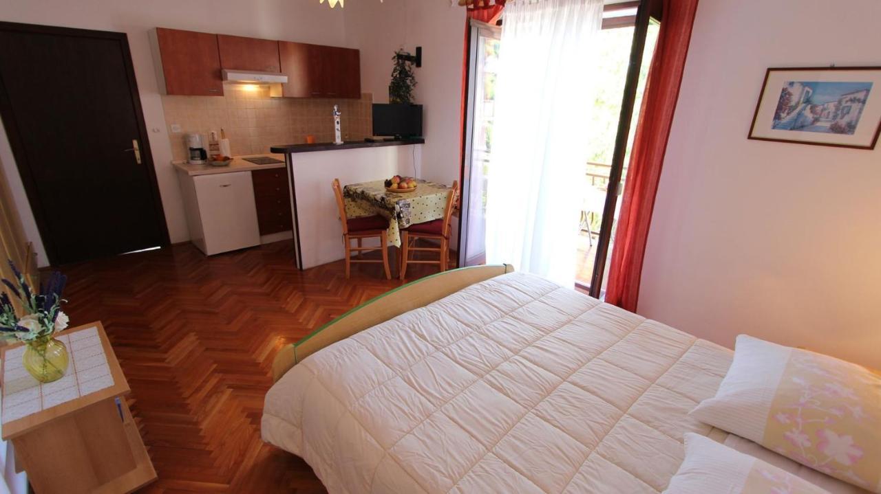 Apartments And Rooms Jelka Malinska Exterior photo