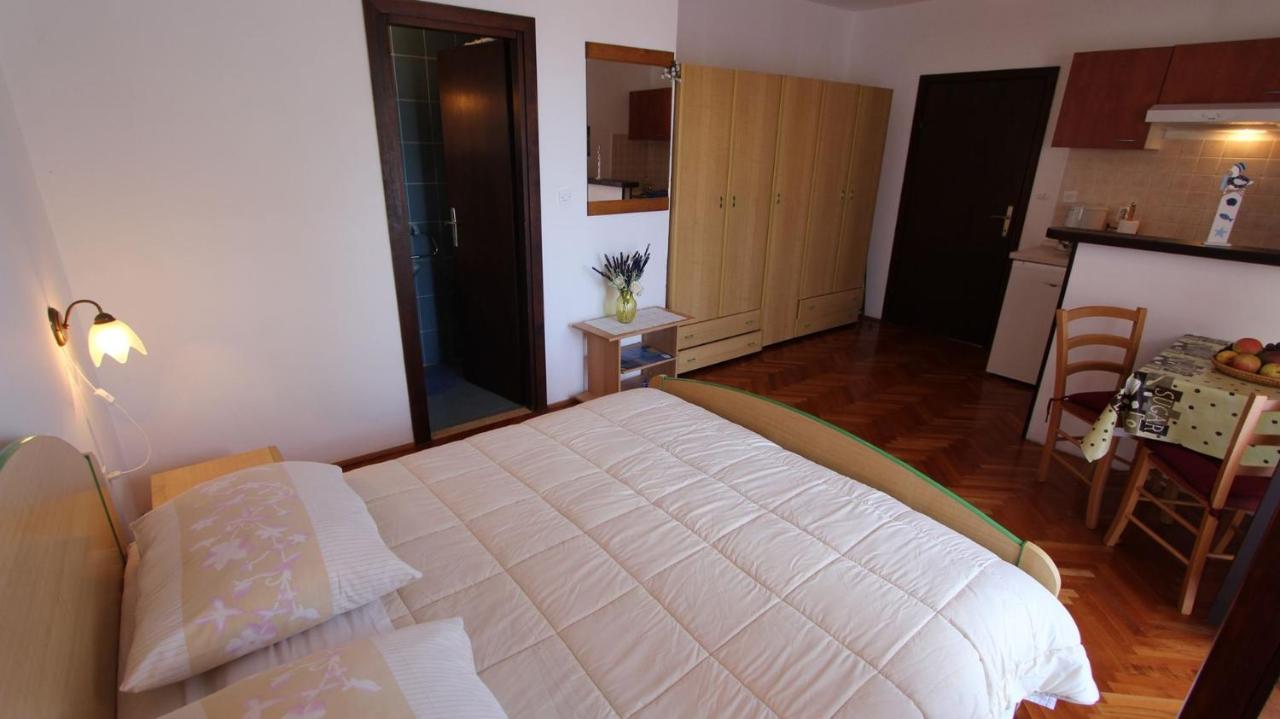 Apartments And Rooms Jelka Malinska Exterior photo