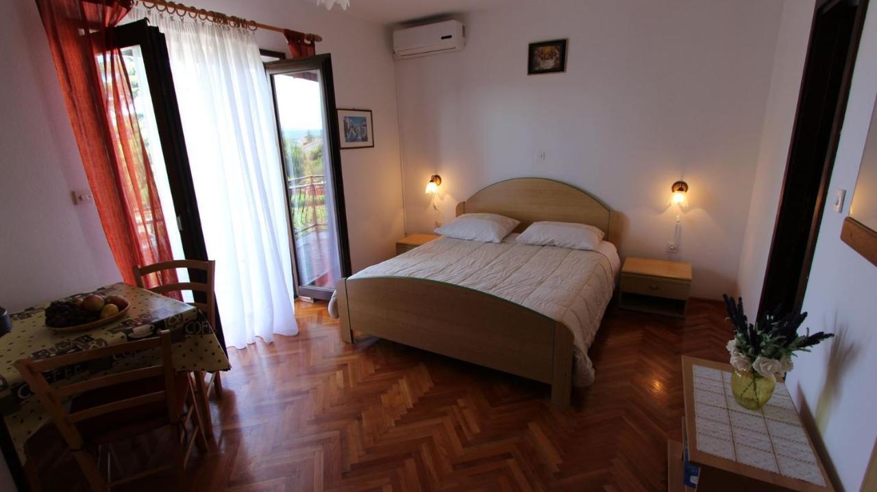 Apartments And Rooms Jelka Malinska Exterior photo
