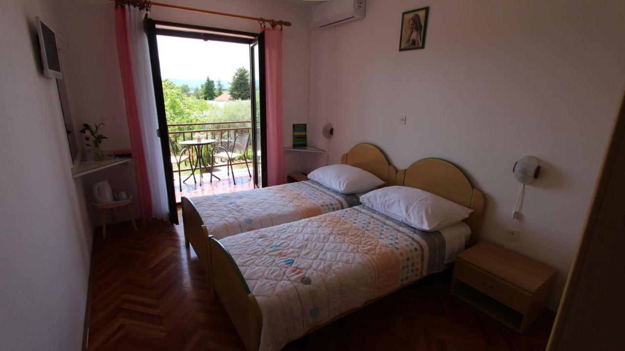 Apartments And Rooms Jelka Malinska Exterior photo