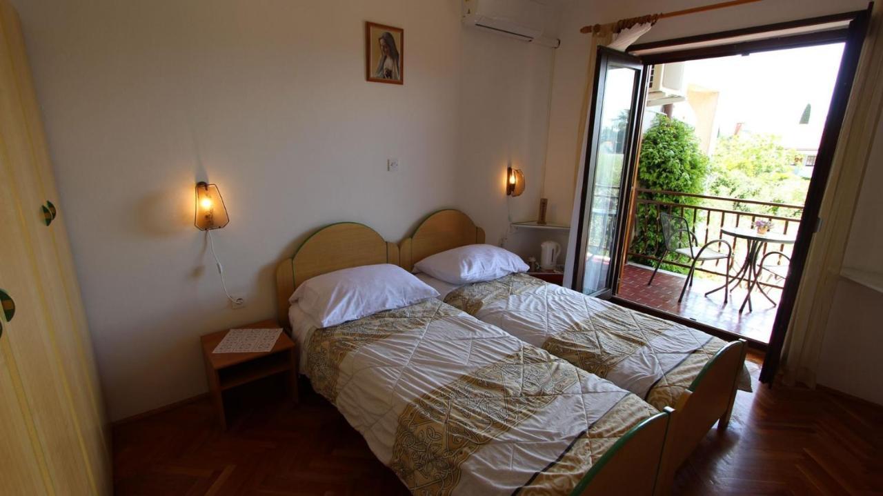 Apartments And Rooms Jelka Malinska Exterior photo