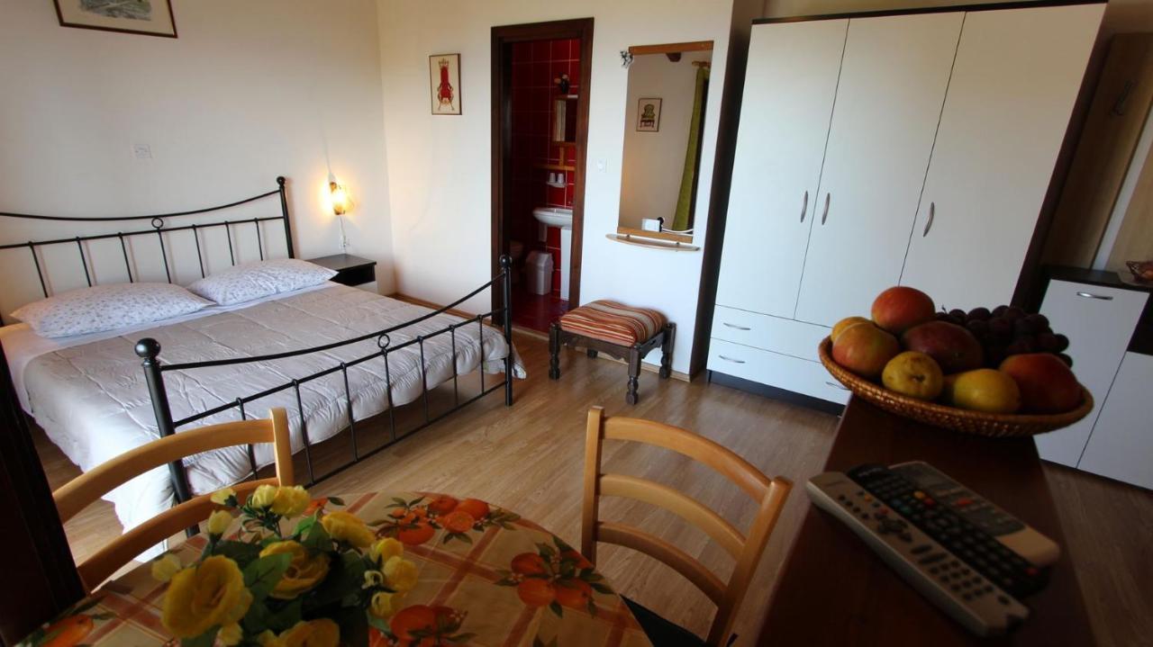 Apartments And Rooms Jelka Malinska Exterior photo